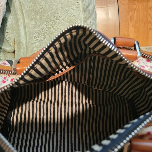 L.A.M.B. by Gwen Stefani Ditzy Graffiti Zipper Flower Bag #402 - Picture 16 of 17